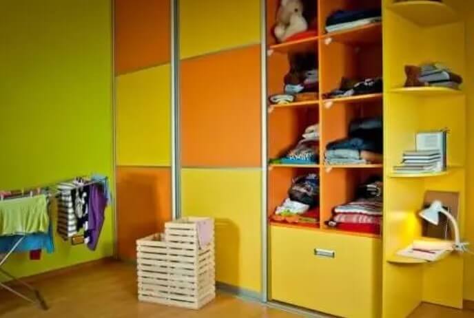 Παιδικό υπνοδωμάτιο με ράφια