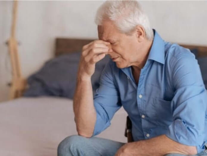 Άνδρας λυπημένος για το το θάνατο του συντρόφου