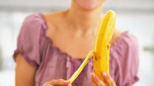 Γυναίκα ξεφλουδίζει μπανάνα