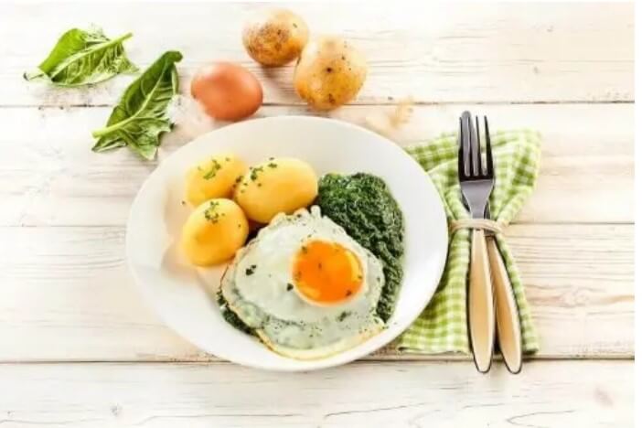 πιάτο με αυγά και πατάτες και λαχανικά