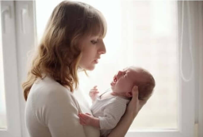 Μωρό που κλαίει για να αποβάλει τα αέρια