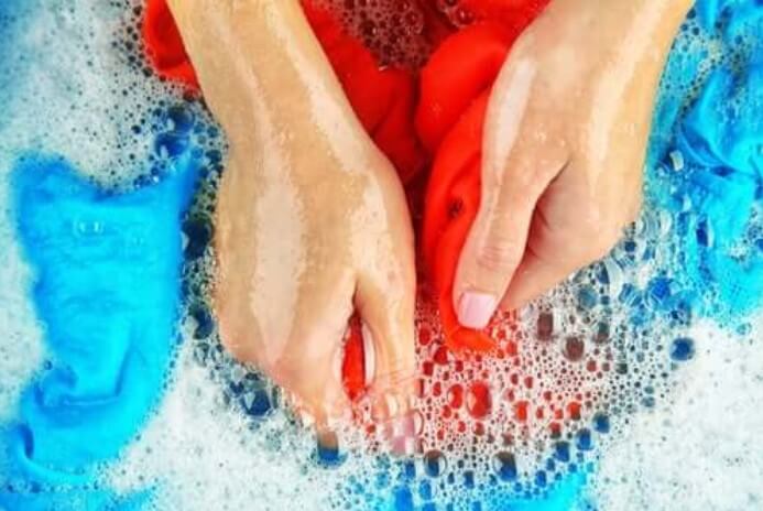 Πλύσιμο στο χέρι για λεκέδες από λάδι από τα ρούχα