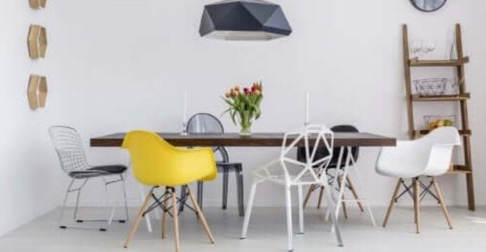 Σαλόνι με περίεργες καρέκλες