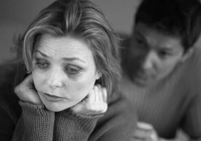 Γυναίκα και άνδρας σε απρόμαυρη φωτογραφία