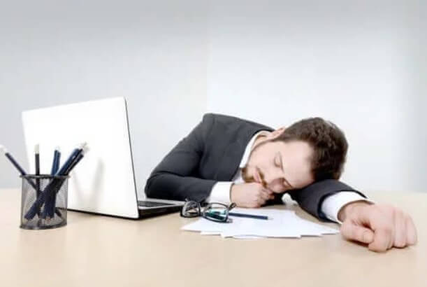 άνδρας κοιμάται σε γραφείο