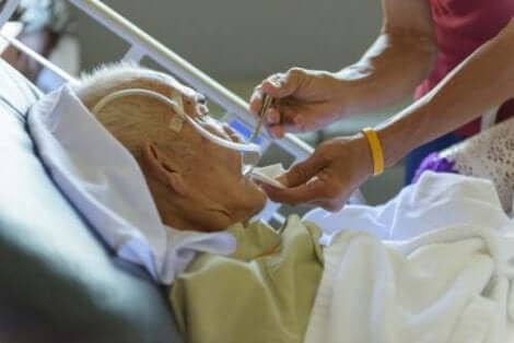 Άτομο φροντίζει ηλικιωμένο σε νοσοκομείο