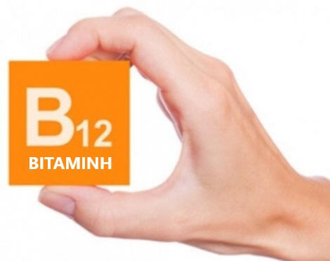 Άτομο κρατά κουτί που γράφει βιταμίνη Β12