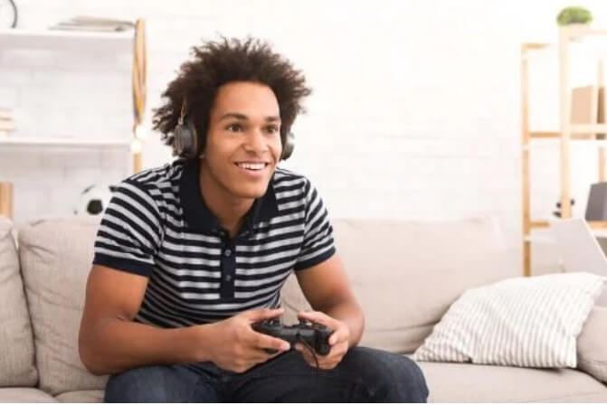 Έφηβος παίζει σε καναπέ