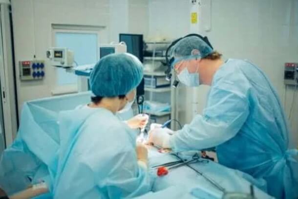 γιατροί σε χειρουργείο