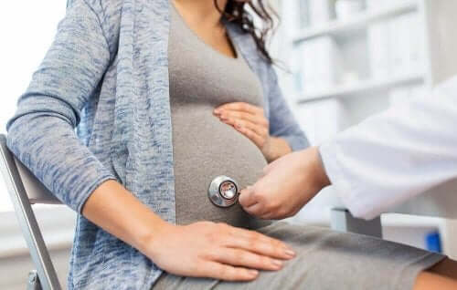 Γιατρός εξετάζει έγκυο