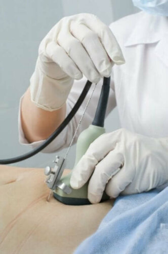 Γιατρός εξετάζει γυναίκα με τη μέθοδο υπέρηχων