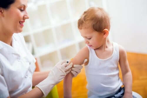 Γιατρός κάνει εμβόλιο σε παιδί