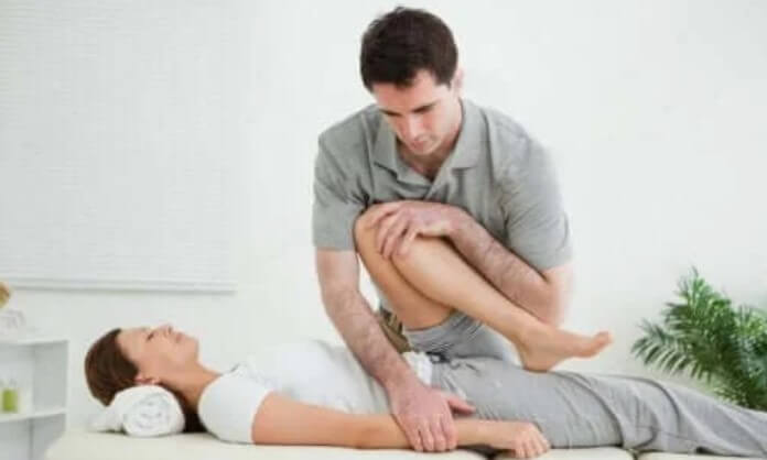 Γυναίκα σε φυσιοθεραπευτή για μυϊκό τραυματισμό