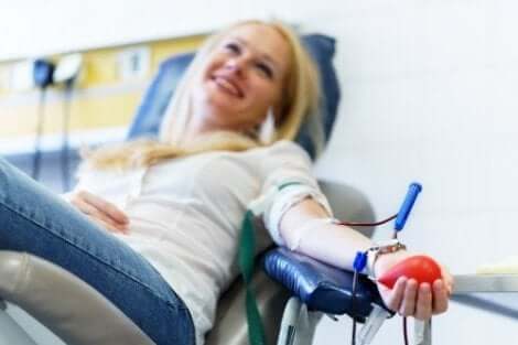 Γυναίκα δίνει αίμα