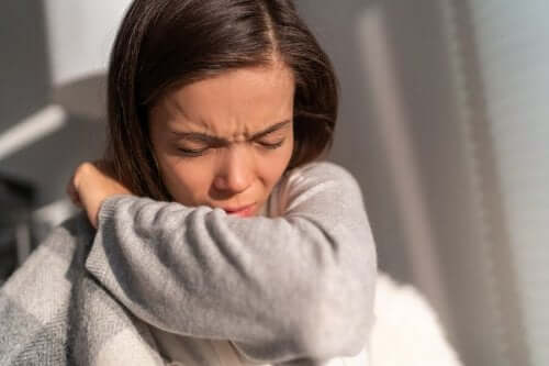 Γυναίκα φτερνίζεται-πώς αναπτύχθηκαν οι αλλεργίες