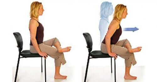 Γυναίκα κάνει άσκηση σε καρέκλα