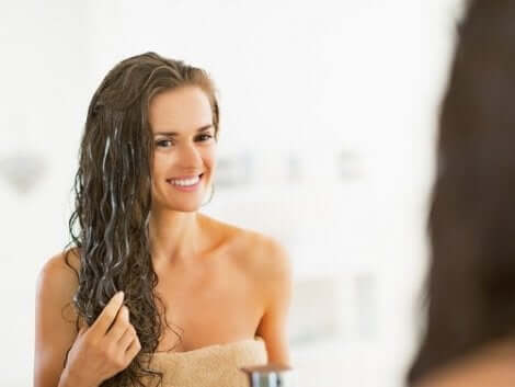 Γυναίκα κοιτάζεται στον καθρέφτη μετά από το μπάνιο