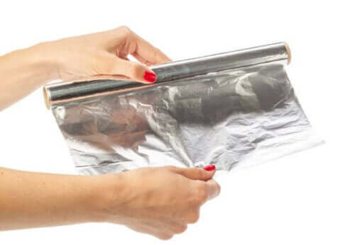 Γυναίκα ξετυλίγει αλουμινόχαρτο