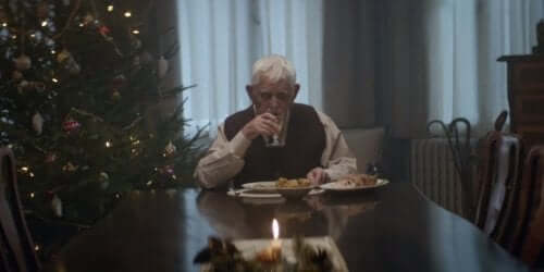 Ηλικιωμένος άνδρας τρώει μόνος του