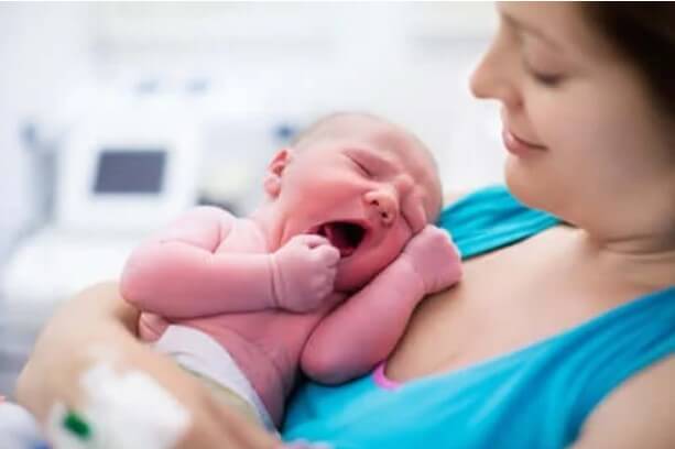 μωρό σε αγκαλιά