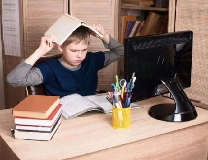 Παιδί μπροστά σε υπολογιστή