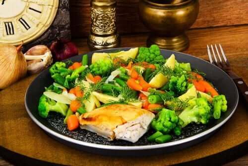 Πιάτο με κοτόπουλο και λαχανικά στον ατμό