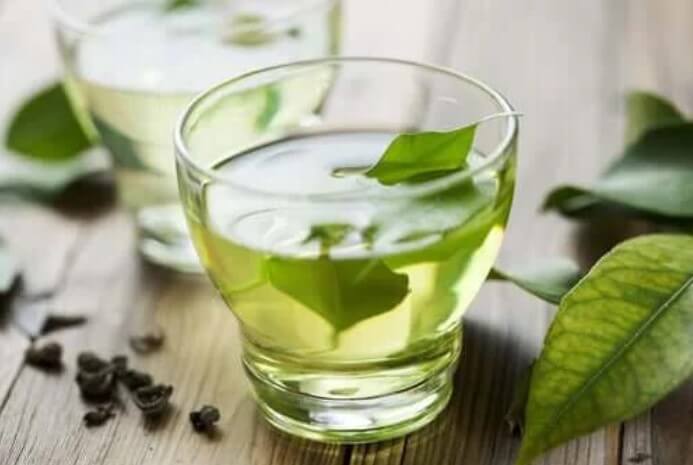 Πράσινο τσάι σε ποτήρι για να καταπραΰνετε τη δυσπεψία