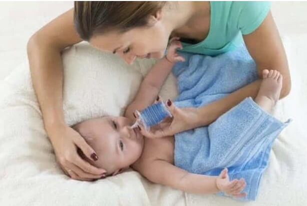 Τρεις τρόποι για να κάνετε ένα ρινικό πλύσιμο σε ένα παιδί