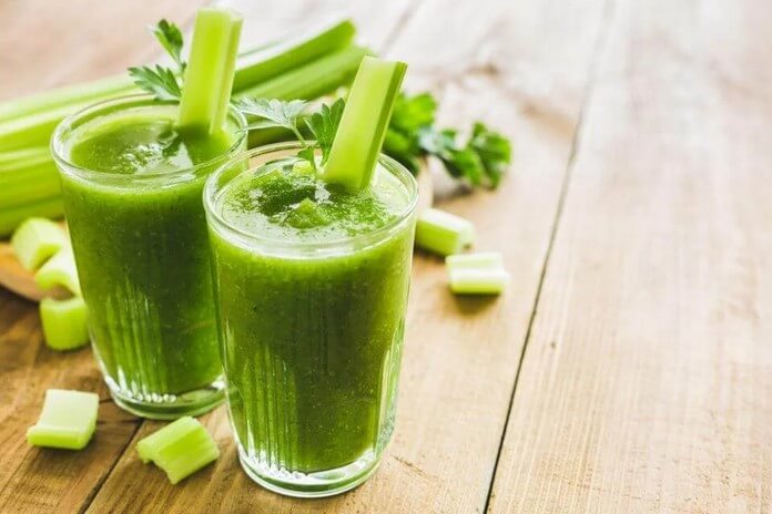 Χυμός σέλινου σε ποτήρια