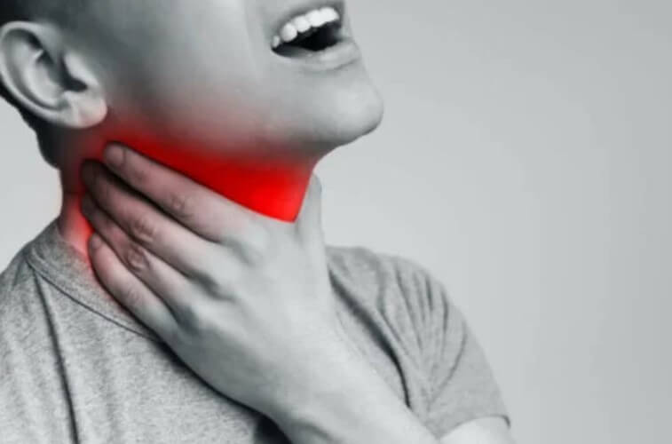 άνδρας με πόνο στο λαιμό