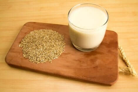 Φυτικό γάλα σε ποτήρι και σπόροι