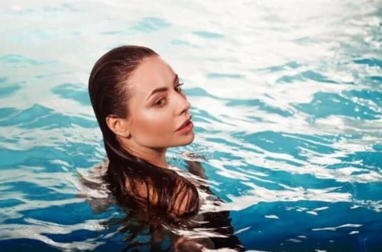γυναίκα που κολυμπά
