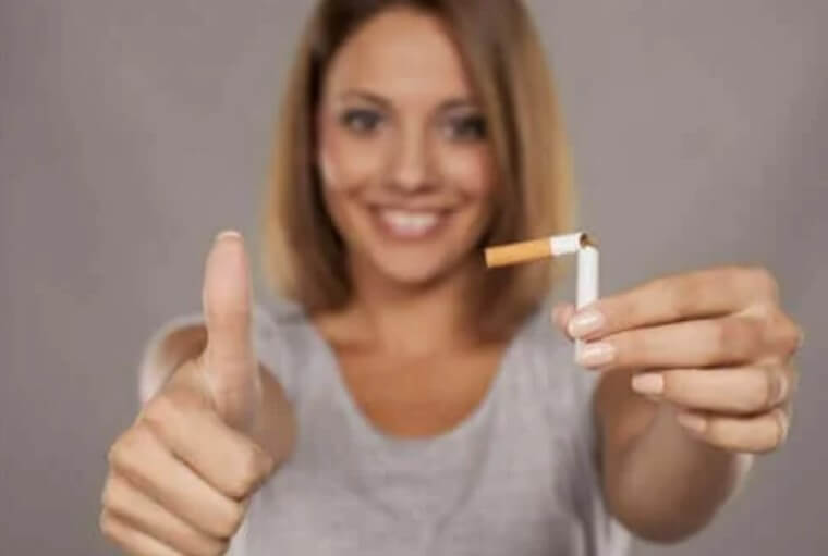γυναίκα και κομμένο τσιγάρο