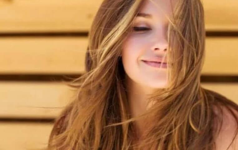 γυναίκα με όμορφα μαλλιά