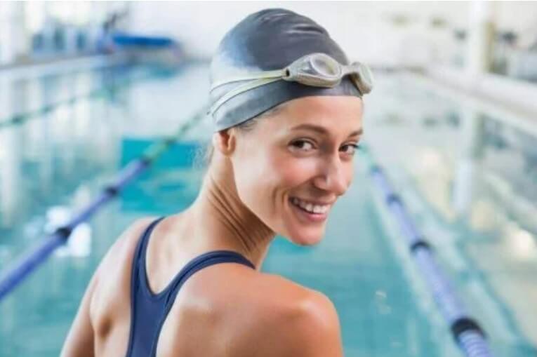 γυναίκα με σκουφάκι