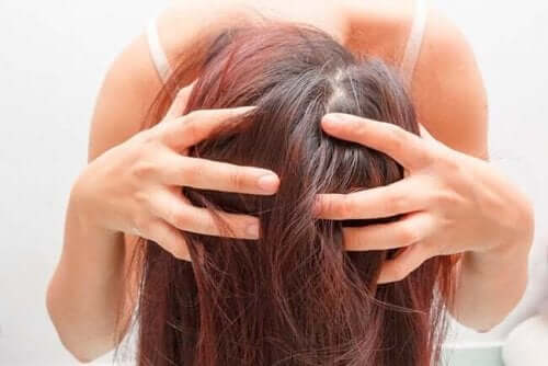 Γυναίκα κάνει μασάζ στο κεφάλι της