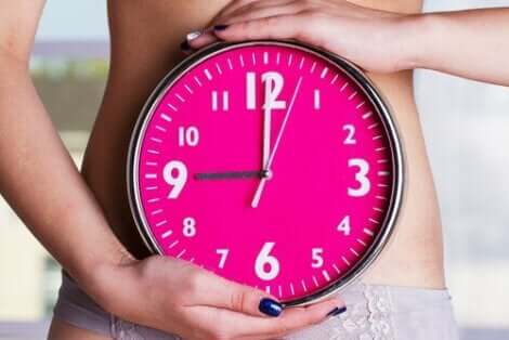 Γυναίκα κρατά μεγάλο ρολόι