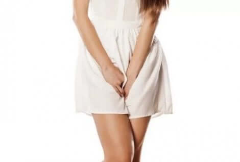 Γυναίκα με πόνο στο αιδοίο