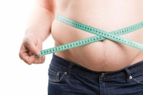 Παχύσαρκος άνδρας μετρά την κοιλιά του