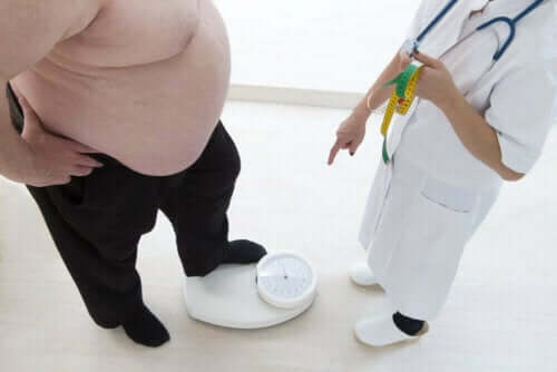 Παχύσαρκος άνδρας ζυγίζεται μπροστά σε γιατρό