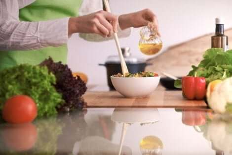 Άτομο ετοιμάζει σαλάτα