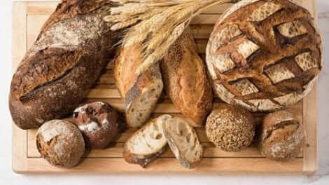 Διάφορα είδη ψωμιού πάνω σε ξύλο κοπής