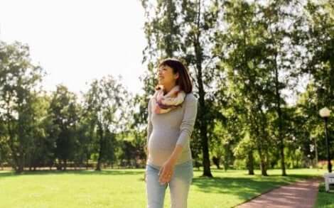 Έγκυος περπατά στο πάρκο