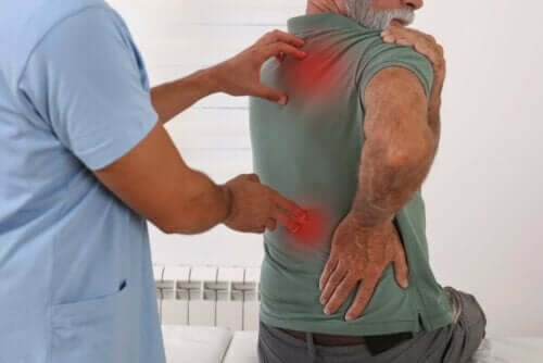 Γιατρός εξετάζει άνδρα με πόνο στην πλάτη
