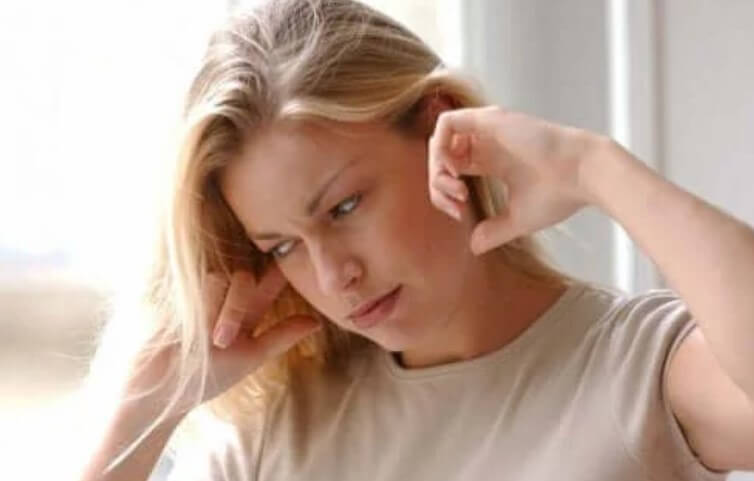 γυναίκα κλείνει τα αφτιά της