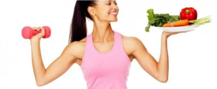 γυναίκα με πιάτο