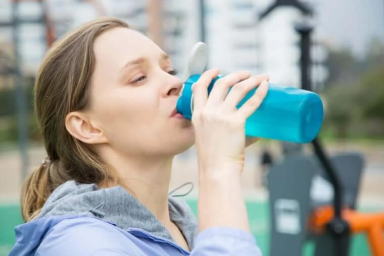 γυναίκα πίνει νερό