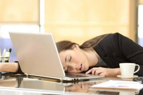 Γυναίκα κοιμάται πάνω στον υπολογιστή της
