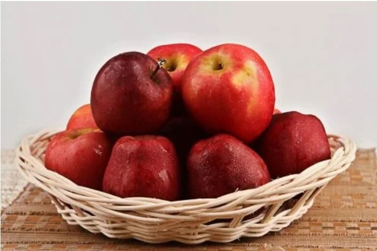 μήλα σε σωρό