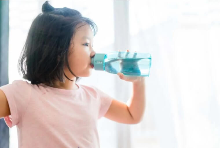 κορίτσι πίνει νερό